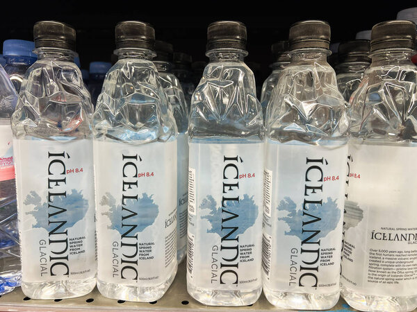 Киев, Украина - 04 февраля 2025 года: Исландские ледниковые бутылки с водой на полке супермаркета на продажу