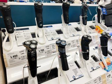 Kyiv, Ukrayna - 09 Şubat 2025: Rafta fiyatlar ve marka bilgileriyle çeşitli elektrikli tıraş bıçakları sergileniyor.