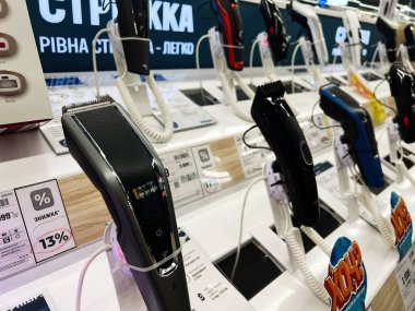 Kyiv, Ukrayna - 09 Şubat 2025: İndirim ve fiyatlandırma ayrıntılarını gösteren bir mağazada elektrikli budayıcılar sergileniyor