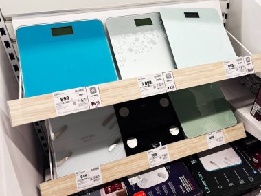 Kyiv, Ukrayna - 09 Şubat 2025: Mağazada satılık farklı tasarımlara sahip dijital ölçekli bir seçim