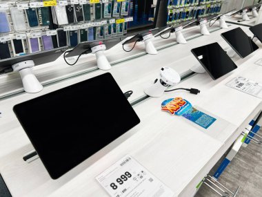 Kyiv, Ukrayna - 09 Şubat 2025: Modern teknolojinin sergilendiği bir perakende elektronik mağazasında tabletler.