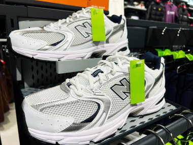 Kyiv, Ukrayna - 09 Şubat 2025: Perakende satış mağazasında yeşil etiketli beyaz yeni denge spor ayakkabıları sergileniyor