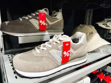 Kyiv, Ukrayna - 09 Şubat 2025: Satış etiketli Yeni Denge ayakkabılarının yakın çekimi, bir mağazadaki rafta sergileniyor.