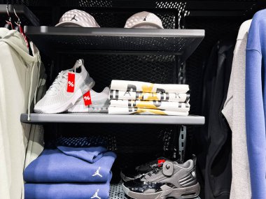 Kyiv, Ukrayna - 09 Şubat 2025: Bir spor mağazasında Nike Air Jordan moda spor ayakkabıları, şapkalar ve giysilerinin gösterimi.