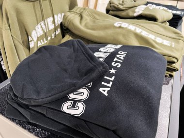 Kyiv, Ukrayna - 09 Şubat 2025: Katlanmış kapüşonlular Converse All Star markalı grafik tasarımı perakende sergileniyor