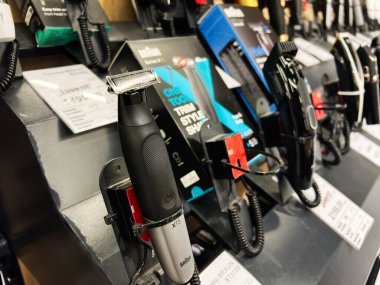 Kyiv, Ukrayna - 09 Şubat 2025: Bir elektronik mağazasının rafında sergilenen elektrikli tıraş bıçakları ve budama aletleri