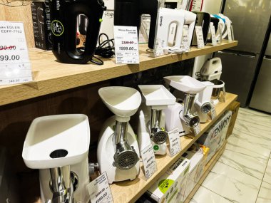 Kyiv, Ukrayna - 09 Şubat 2025: Et öğütücüleri ve el blenderleri de dahil olmak üzere bir mağazadaki raflarda çeşitli mutfak aletleri sergilendi.