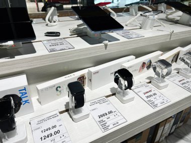 Kyiv, Ukrayna - 09 Şubat 2025: Perakende raflarda gösterilen akıllı akıllı cihazlar ve elektronik cihazlar seçimi