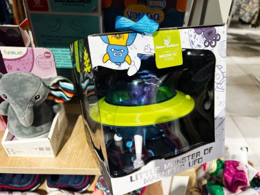 Kyiv, Ukrayna - 09 Şubat 2025: Diğer oyuncaklarla birlikte perakende rafında sergilenen çocuklar için manyetik bir UFO temalı oyuncak.