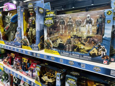 Kyiv, Ukrayna - 09 Şubat 2025: Çocuklar için çeşitli oyuncak asker setleri ve araçlarla dolu bir mağaza rafı.