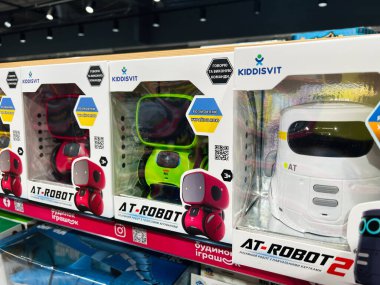 Kyiv, Ukrayna - 09 Şubat 2025: Canlı tasarımlar içeren robot oyuncak ambalajı, bir mağaza vitrininde düzgünce hizalandı.