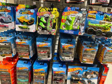 Kyiv, Ukrayna - 09 Şubat 2025: Eğlence, oyun ve canlı ambalajı vurgulayan çeşitli Hot Wheels arabalarıyla oyuncak gösterisi.