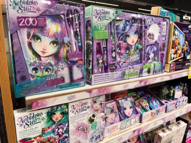 Kyiv, Ukrayna - 09 Şubat 2025: Canlı tasarımlar ve ambalajlar içeren, yaratıcı materyallerin sergilendiği Bulanık Yıldızlar sanat ürünleri.