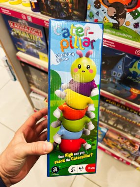 Kyiv, Ukrayna - 09 Şubat 2025 Rafta, canlı renkleri ve tasarımı olan bir çocuk tırtıl istifleme oyuncağı.