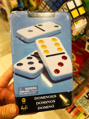 Kyiv, Ukrayna - 09 Şubat 2025: Bir mağazanın rafında çok renkli oyun parçaları sergilenen Domino Kutusu