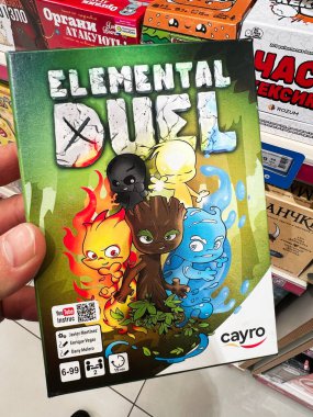 Kyiv, Ukrayna - 09 Şubat 2025: Kart oyunu kutusu Elemental Düello Renkli temel karakterler ve bir mağazada canlı paketleme.