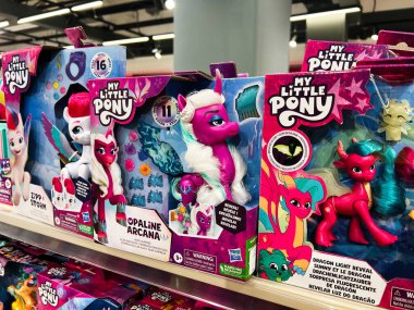 Kyiv, Ukrayna - 09 Şubat 2025: Küçük Pony oyuncak paketlerim parlak ışıklandırma altında bir mağaza rafında sergilendi.