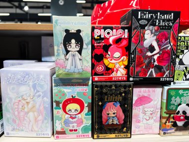 Kyiv, Ukrayna - 09 Şubat 2025: Bir mağaza rafında düzenlenmiş çeşitli anime oyuncak kutuları, benzersiz dizaynlar ve karakterler sergilenmektedir.