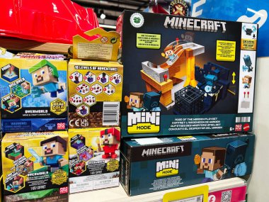 Kyiv, Ukrayna - 09 Şubat 2025: Çeşitli Minecraft temalı oyuncak setleri ve popüler karakterleri gösteren ambalaj ve oyun seçenekleri
