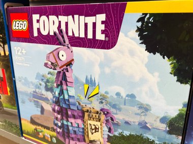 Kyiv, Ukrayna - 09 Şubat 2025: LEGO Fortnite tedarik lama seti manzaralı arka plan ve markalaşma ayrıntılarıyla sergilenmektedir