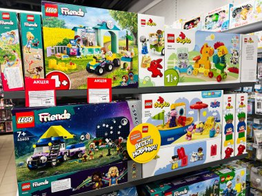 Kyiv, Ukrayna - 09 Şubat 2025: Bir perakende mağazasında indirimli fiyatlarla satılan çocuklar için çeşitli LEGO oyuncakları