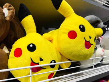 Kyiv, Ukrayna - 09 Şubat 2025: Parlak sarı peluş Pikachu oyuncakları bir mağazadaki bir rafta neşe içinde sergileniyor 