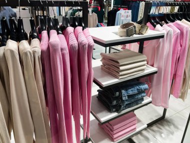 Kyiv, Ukrayna - 09 Şubat 2025: Modern bir perakende mağazasında kazak ve kot pantolon sergisi