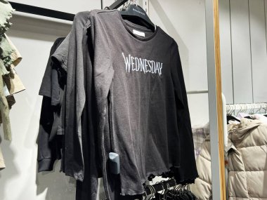 Kyiv, Ukrayna - 09 Şubat 2025: Askıda giysiler arasında Çarşamba günü gösterilen siyah uzun kollu gömlek.