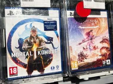 Kyiv, Ukrayna - 09 Şubat 2025: Mortal Kombat 1 ve Horizon Yasak Batı 'nın satıldığı video oyunu vakaları