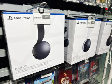 Kyiv, Ukrayna - 09 Şubat 2025: Bir mağazanın rafındaki kutularda PlayStation Pulse 3D kulaklıkların perakende sunumu