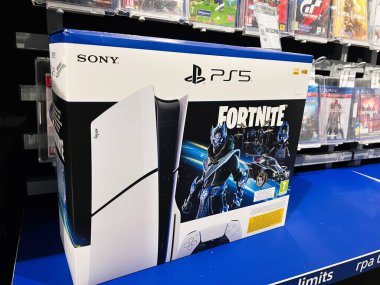 Kyiv, Ukrayna - 09 Şubat 2025: Fortnite özel sürümlü bir PlayStation 5 oyun konsolunun perakende satışı