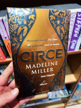Kyiv, Ukrayna - 09 Şubat 2025: Madeline Miller 'ın bir kitaplıkta Kirke adlı romanını tutan bir el