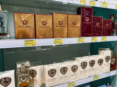 Kyiv, Ukrayna - 09 Şubat 2025: Bir mağaza rafında sergilenen lüks Dolce & Gabbana marka parfümler koleksiyonu 