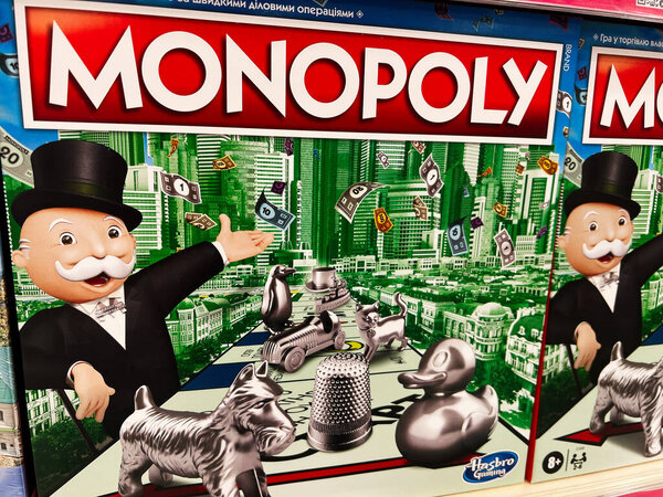 Киев, Украина - 09 февраля 2025: Классическая настольная игра Monopoly с такими знаковыми элементами, как талисман и жетоны