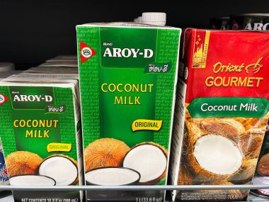 Kyiv, Ukrayna - 11 Şubat 2025: Tayland hindistan cevizi süt kutuları bir markette düzenli olarak düzenlenmiştir.