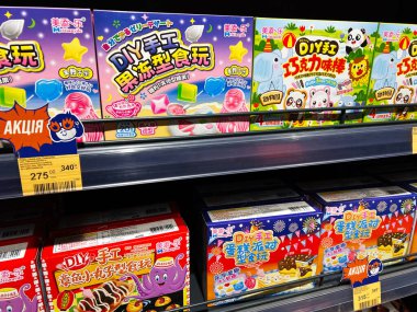 Kyiv, Ukrayna - 11 Şubat 2025: Mağaza raflarında çeşitli renk ve temalı Asya gıda setlerinin paketlenmesi