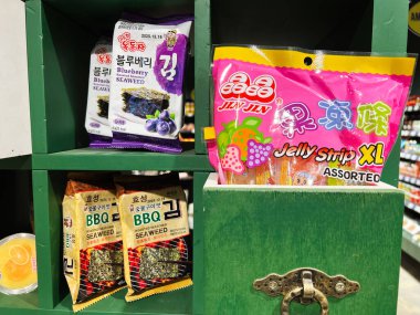 Kyiv, Ukrayna - 11 Şubat 2025: Renkli yeşil ekran raflarına yerleştirilmiş aromalı deniz yosunu ve jöle şeritleri.