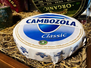 Kyiv, Ukrayna - 11 Şubat 2025: Cambozola Klasik peynirinin doğal saman üzerinde dinlenme paketi.