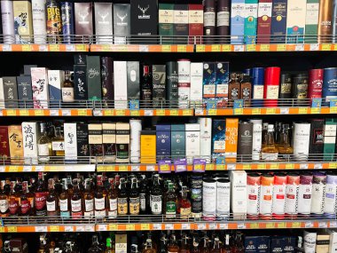 Kyiv, Ukrayna - 11 Şubat 2025: Perakende satışta rafta sergilenen viski şişeleri