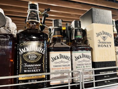 Kyiv, Ukrayna - 11 Şubat 2025: Çeşitli Jack Daniel viski tipleri bir içki dükkanının rafında sergilendi.