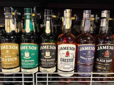 Kyiv, Ukrayna - 11 Şubat 2025: Farklı etiket ve basımlara sahip çeşitli Jameson İrlanda viski şişelerine yakından bakmak.