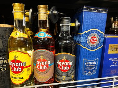 Kyiv, Ukrayna - 11 Şubat 2025: Çeşitli Havana Kulübü rom şişeleri bir mağazada satışta ve sergilenmekte