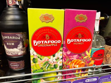 Kyiv, Ukrayna - 11 Şubat 2025: Eşsiz aromalar ve renkli ambalajlar içeren Botafogo Karayip rom şişelerinin çeşitliliği.