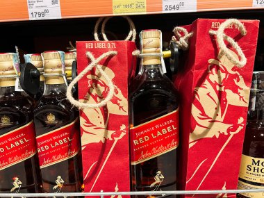 Kyiv, Ukrayna - 11 Şubat 2025: Johnnie Walker Red Label viskisi raflarda sergilendi.