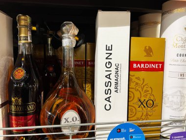 Kyiv, Ukrayna - 11 Şubat 2025: Raflarda çeşitli kaliteli brendi ve armagnac şişe seçenekleri sergileniyor