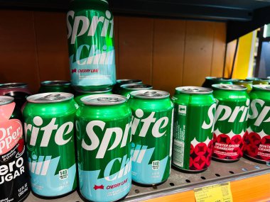 Kyiv, Ukrayna - 11 Şubat 2025: Organize bir düzenleme çerçevesinde bir mağaza rafında çeşitli Sprite gazoz kutuları sergilendi