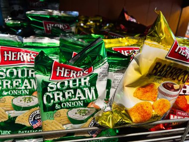 Kyiv, Ukrayna - 11 Şubat 2025: Çeşitli torbalar dolusu Herr 'in patates cipsi perakende ambalajında farklı tatlarda sergilenmektedir