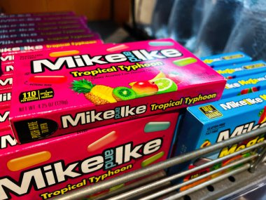 Kyiv, Ukrayna - 11 Şubat 2025: Mike ve Ike 'ın çeşitli şeker kutuları müşterilerin dikkatle bakmaları için düzenlenmiş canlı tasarımlar