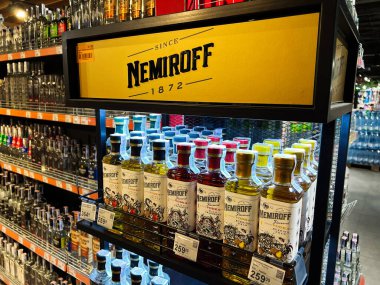 Kyiv, Ukrayna - 11 Şubat 2025: Perakende ortamda düzgünce bir rafta düzenlenmiş bir şişe Nemiroff votkası