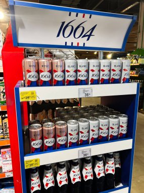 Kyiv, Ukrayna - 11 Şubat 2025: Bir mağaza rafında sergilenen çeşitli kutular ve 1664 bira şişeleri